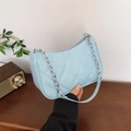 Hellblaue gesteppte Baguette-Tasche mit silberner Metallkette und Leder-Schultergurt - Blau