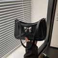 Schicke schwarze Unterachseltasche aus Kunstleder mit Schleifentextur und Metallschnalle - Schwarz