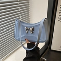 Hellblaue Schultertasche aus Kunstleder mit 3D-Metallschleife und geometrischem Muster - Blau