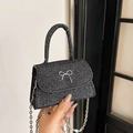 Mini-Handtasche mit schwarzen Pailletten, silberner Schleife und Metallkettenriemen - Schwarz