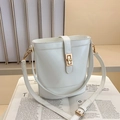 Sac seau blanc en cuir grainé avec fermoir tournant doré et bandoulière réglable - Blanc