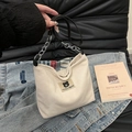Bolso tote de pana beige chic con parche de oso y correa de cadena en estilo casual - Blanco