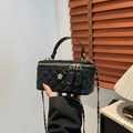 Bolso caja acolchado negro con adorno de camelia dorada y correa de cadena - Negro