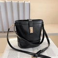 Sac seau noir brillant avec fermoir doré et bandoulière réglable pour femme moderne - Noir