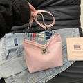 Bolso tote de pana rosa con parche de oso y detalle de correa de cadena metálica - Rosa