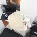 Dettaglio della trama in velluto a coste color crema della borsa a tracolla con fibbia - Bianco