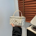 Bolso caja acolchado blanco elegante con adorno de flor dorada y correa de cadena - Blanco