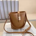 Sac seau rétro marron avec boucle dorée et bandoulière réglable sur magazine - Kaki