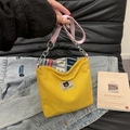 Bolso de hombro de pana amarilla con parche de Myron Bear y asas de cuero rosa - Amarillo