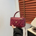 Elegante bolso caja acolchado burdeos con detalle de camelia y correa de cadena - Rojo