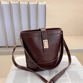Sac seau minimaliste en cuir brillant marron foncé avec fermoir doré élégant - Marron