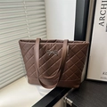 Braune gesteppte Tragetasche aus Leder mit eleganter Metallschleife für den Alltag - Braun