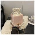 Dettaglio borsa a secchiello rosa pitonata con manico di perle e tracolla a catena - Rosa