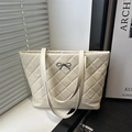Minimalistische beige gesteppte Tragetasche mit schwarzer Schleife und Schultergurten - Weiß