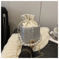 Dettaglio della borsa a secchiello argento con motivo serpente e manico di perle chic - Argento