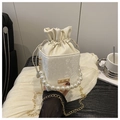 Dettaglio borsa a secchiello crema pitonata con manico di perle e catena dorata - Bianco
