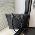 Schwarze gesteppte Shopper Tasche mit silberner Schleife und langen Schulterriemen aus Leder - Schwarz