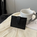 Portacarte in pelle intrecciata nera con chiusura a bottone e scomparti multipli - Nero