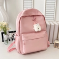 Mochila escolar rosa claro minimalista con colgante de oso blanco en escena limpia - Sin Colgante / Rosa