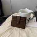 Elegante porta carte in pelle intrecciata marrone con bottone a pressione e stile minimal - Marrone