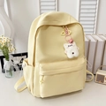 Mochila escolar amarillo claro con llavero de oso de peluche en un escritorio zen - Sin Colgante / Amarillo