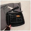 Sac bandoulière en denim noir avec broderie Monsters et poches de style cargo - Noir