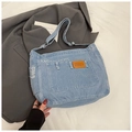 Sac bandoulière en jean bleu clair avec imprimé THE MONSTERS blanc et sangle réglable - Bleu clair