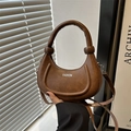 Borsa a mano a mezzaluna marrone in ecopelle testurizzata con tracolla regolabile - Marrone