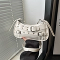 Sac sous le bras blanc style punk Y2K en cuir brillant avec œillets argentés - Blanc