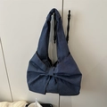 Blaue Denim Schultertasche mit großer dekorativer Schleife und minimalistischem Design - Dunkelblau