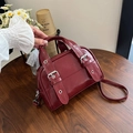 Elegante borsa Boston retrò bordeaux in ecopelle lucida con tracolla regolabile - Rosso