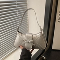 Bolso plateado de hombro con lazo elegante y acabado metálico brillante - Plateado