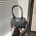 Bolso cilíndrico moderno con patrones geométricos y detalle de mariposa dorada - Negro