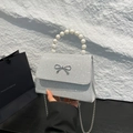 Bolso bandolera de lentejuelas plateadas con asa de perlas y lazo metálico - Plateado