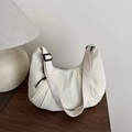 Bolso tote de media luna beige en nylon arrugado con correa ajustable elegante - Blanco