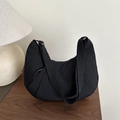 Bolso hobo de media luna negro minimalista en nailon con correa ancha de tela para mujer - Negro