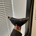 Mini-Croissant-Tasche aus schwarzem Kunstleder mit Steppung und goldener Kette - Schwarz