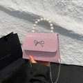 Bolso bandolera rosa brillante con asa de perlas y lazo plateado para mujer - Rosa