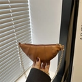 Mini-Crossbody-Tasche in Dunkelbraun aus weichem Leder mit Kettenriemen - Braun