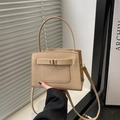 Beigefarbene Handtasche aus Saffiano-Leder mit Riemen und Metallverschluss - Khaki