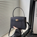 Klassische schwarze Saffiano-Handtasche mit Metall-Drehverschluss und Tragegriff - Schwarz