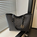 Große Monogramm-Tote-Bag für Damen mit goldenem M-Anhänger für den Büro-Alltag - Schwarz
