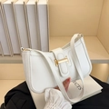 Bolso baguette beige con hebilla en H dorada y correa de hombro delgada - Blanco