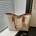 Braune Shopper-Tasche mit Monogramm-Muster, Lederriemen und Metall-Logo für Damen - Weiß