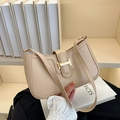 Elegante bolso de hombro tipo media luna beige con cierre en H dorado y cuero liso - Caqui