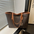 Große Vintage-Tote-Bag in Dunkelbraun mit geometrischen Mustern und goldenem M-Anhänger - Braun