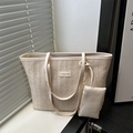 Sac fourre-tout en paille tressée crème avec pochette et étiquette de mode - Blanc