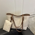 Grand sac cabas à carreaux marron avec petite pochette assortie sur surface noire - Kaki