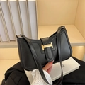 Borsa sottobraccio nera classica con chiusura in metallo dorato a forma di H - Nero