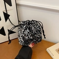 Mini borsa a secchiello con paillettes nere e argento e chiusura a coulisse - Argento